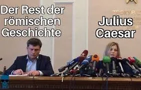 **1. Expliziter Inhalt:**

- **Charaktere/Figuren:** Das Bild zeigt zwei Personen, die an einem Tisch mit einer Vielzahl von Mikrofonen sitzen. Die Mikrofone deuten auf eine Pressekonferenz hin.
  
- **Text Transcription:** Auf der linken Seite steht „Der Rest der römischen Geschichte“. Auf der rechten Seite steht „Julius Caesar“. Der Text ist klar und groß, in weißen Buchstaben geschrieben und hebt sich vom Hintergrund ab.

- **Wörtliche Ereignisse:** Eine Frau sitzt vor vielen Mikrofonen, während der Mann weniger prominent wirkt, was durch den Text verstärkt wird.

**2. Implizite Bedeutung und Intention:**

- **Botschaft:** Der Meme unterstreicht, dass Julius Caesar sehr viel Aufmerksamkeit innerhalb der römischen Geschichte erhält, während der Rest der Geschichte weniger beachtet wird.

- **Zielgruppe:** Die Zielgruppe besteht wahrscheinlich aus Personen, die ein Interesse an Geschichte haben, insbesondere an der römischen Geschichte. Es wird ein Grundwissen über die prominente Rolle von Julius Caesar vorausgesetzt.

- **Ton und Einstellung:** Der Ton des Memes ist humorvoll und leicht satirisch. Die Verteilung der Mikrofone und der Ausdruck der Personen suggerieren eine Überzeichnung der medialen Fokussierung auf Caesar.

- **Beabsichtigte Wirkung:** Der Meme soll den Betrachter zum Schmunzeln bringen und ihn auf die ungleiche historische Aufmerksamkeit für bestimmte Figuren hinweisen.

- **Alternative Interpretationen:** Eine alternative Deutung könnte sein, dass das Meme die generelle mediale Fokussierung auf prominente Individuen hinterfragt. Dennoch bleibt die primäre Interpretation am plausibelsten, da sie die historische Perspektive einnimmt.

**3. Meme-Eigenschaften und Kontext:**

- **Verwendete Formate:** Der Meme verwendet das Format einer Pressekonferenz, um die Fokussierung auf eine zentrale Figur zu übertreiben.

- **Humor:** Der Humor entsteht durch Übertreibung und Ironie. Der Kontrast zwischen der Anzahl der Mikrofone und den Personen verdeutlicht diese Diskrepanz.

- **Intertextualität:** Das Meme spielt mit der bekannten Bedeutung von Julius Caesar in der Geschichte und bezieht sich indirekt auf das Phänomen der Geschichtsrezeption.

- **Kultureller Kontext:** Ursprünglich könnte es aus Geschichtsforen oder Plattformen wie Reddit stammen, wo historische Memes populär sind.

- **Soziale Bedeutung:** Das Meme hinterfragt, wie Geschichte erzählt und welche Figuren bevorzugt behandelt werden.

**4. Kritische Bewertung:**

- **Effektivität:** Der Meme ist effektiv in der Vermittlung seiner Botschaft, da er die Diskrepanz pointiert und visuell ansprechend darstellt.

- **Ethische Bedenken:** Es gibt keine offenkundigen ethischen Probleme, da kein Individuum oder keine Gruppe herabgesetzt wird. Es handelt sich um eine harmlose Satire.

- **Verbesserungsvorschläge:** Um die Klarheit zu verbessern, könnte man dem Meme mehr Kontext zur römischen Geschichte hinzufügen, z.B. eine kurze historische Referenz oder ein weiteres Beispiel für historische Figuren.