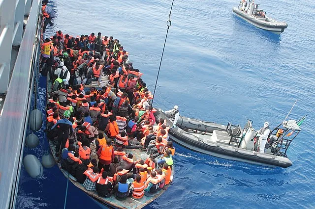 Während der von Frontex geführten Operation Triton im südlichen Mittelmeer rettet das irische Flaggschiff LÉ Eithne Menschen von einem überfüllten Boot, 15. Juni 2015