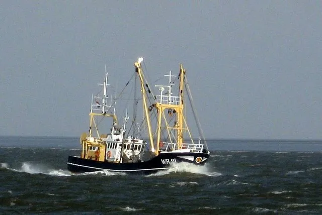 Trawler im Priel, im Hintergrund ist der Wattsockel zu erkennen