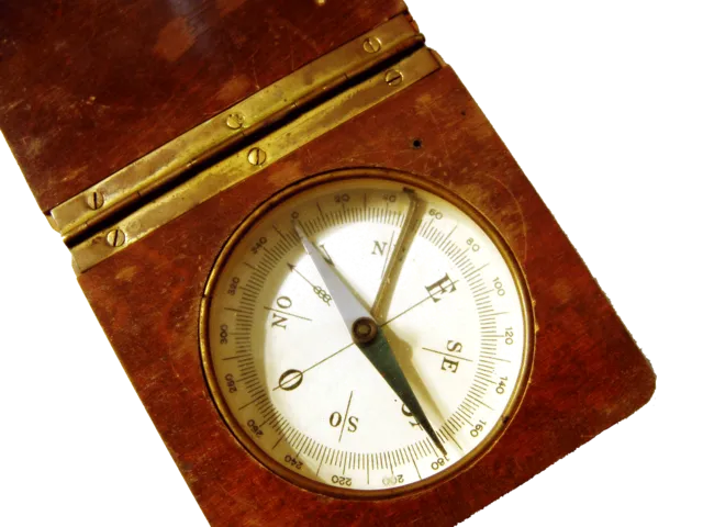 Kompass – der Buchstabe O steht in den meisten romanischen Sprachen für „Westen“ (z. B. spanisch oeste, italienisch ovest, französisch ouest). Der Buchstabe E steht hier für „Osten“ (east, est oder este).