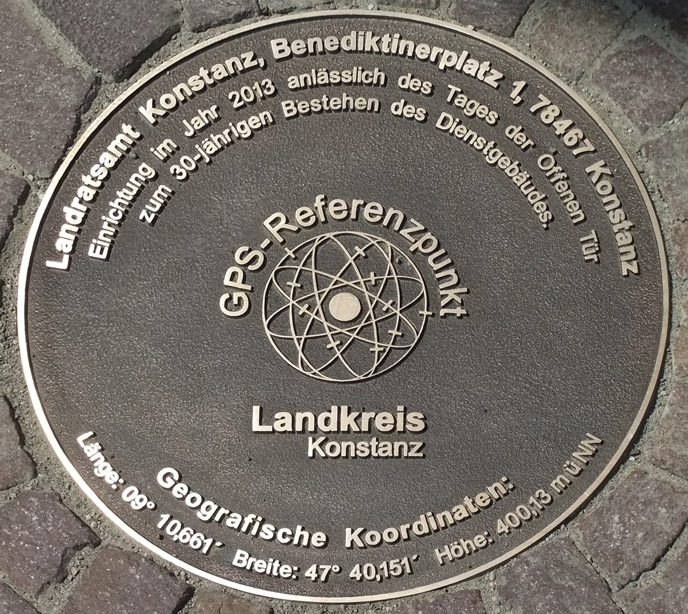 GPS-Referenzpunkt vor dem Landratsamt nahe dem Archäologischen Landesmuseum in Konstanz