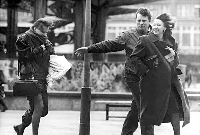 Passanten im Wind, 1990