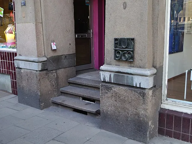 Flutmarke für die Flut von 1962 am Haus Rödingsmarkt 27 in Hamburg-Altstadt