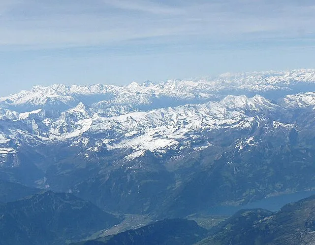 Die Untergliederung in Höhenstufen ist bei der Vegetation des gesamten Gebirgsmassivs gleichermaßen zu erkennen, ebenso die Schneegrenze.