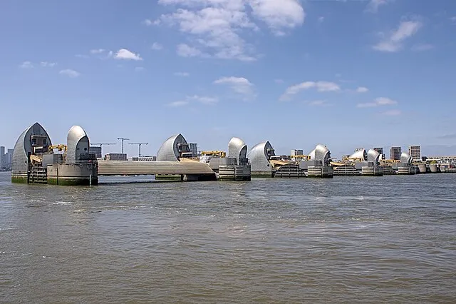 Im Jahr 2030 soll ein neues Sperrwerk vor London die abgebildete Thames Barrier ersetzen, um gegen den erwarteten Anstieg des Wasserpegels der Nordsee gewappnet zu sein