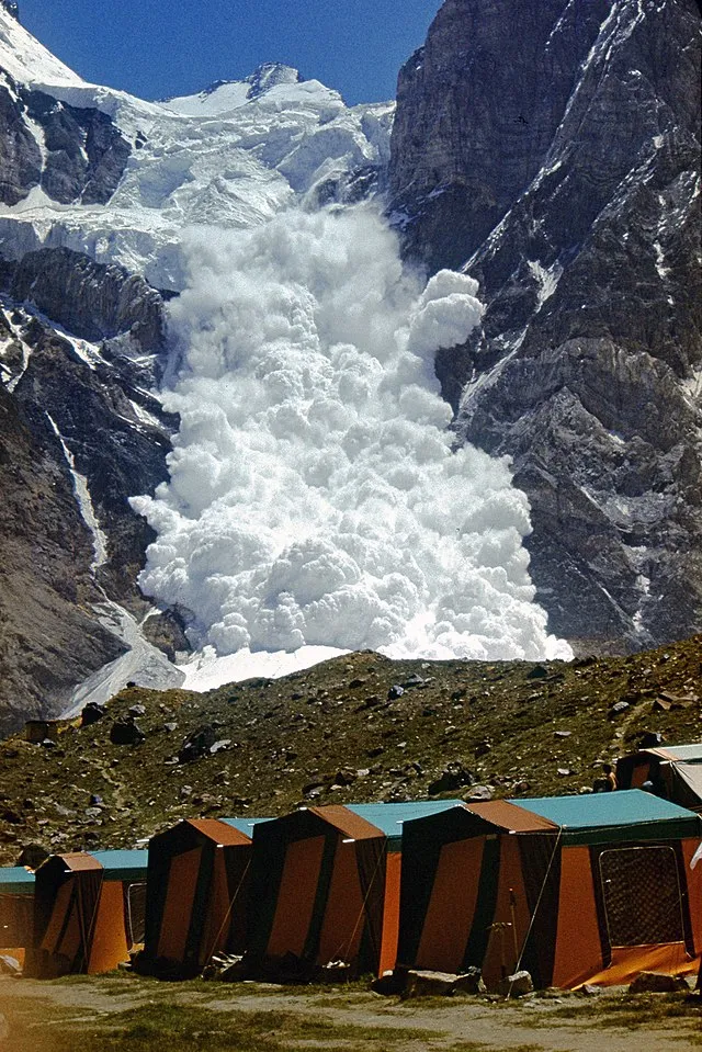 Lawine im Pamir-Gebirge