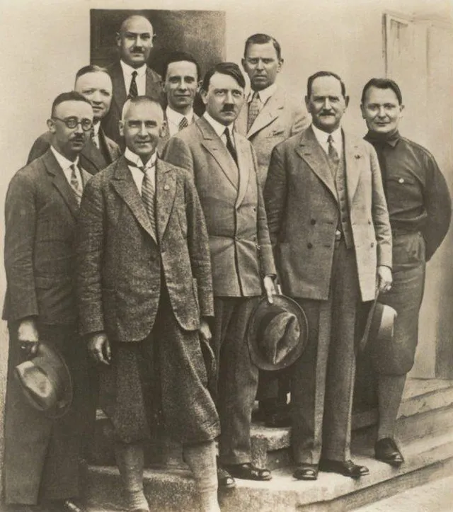 Führertagung der NSDAP in Bad Elster, 22. Juni 1930. Von links nach rechts, erste Reihe: Heinrich Himmler, Wilhelm Frick, Adolf Hitler, Franz von Epp und Hermann Göring; zweite Reihe: Martin Mutschmann, Joseph Goebbels und Julius Schaub; dritte Reihe: Karl Fritsch
