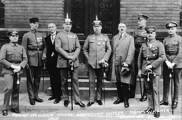 Hitler (4. von rechts) und weitere Angeklagte im Hochverratsprozess am 1. April 1924