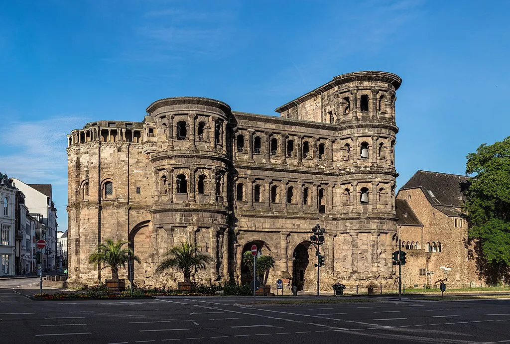 Porta Nigra in Trier Deutschland - Fotografiert von Thomas Wolf - 2021 - Wikimedia Commons