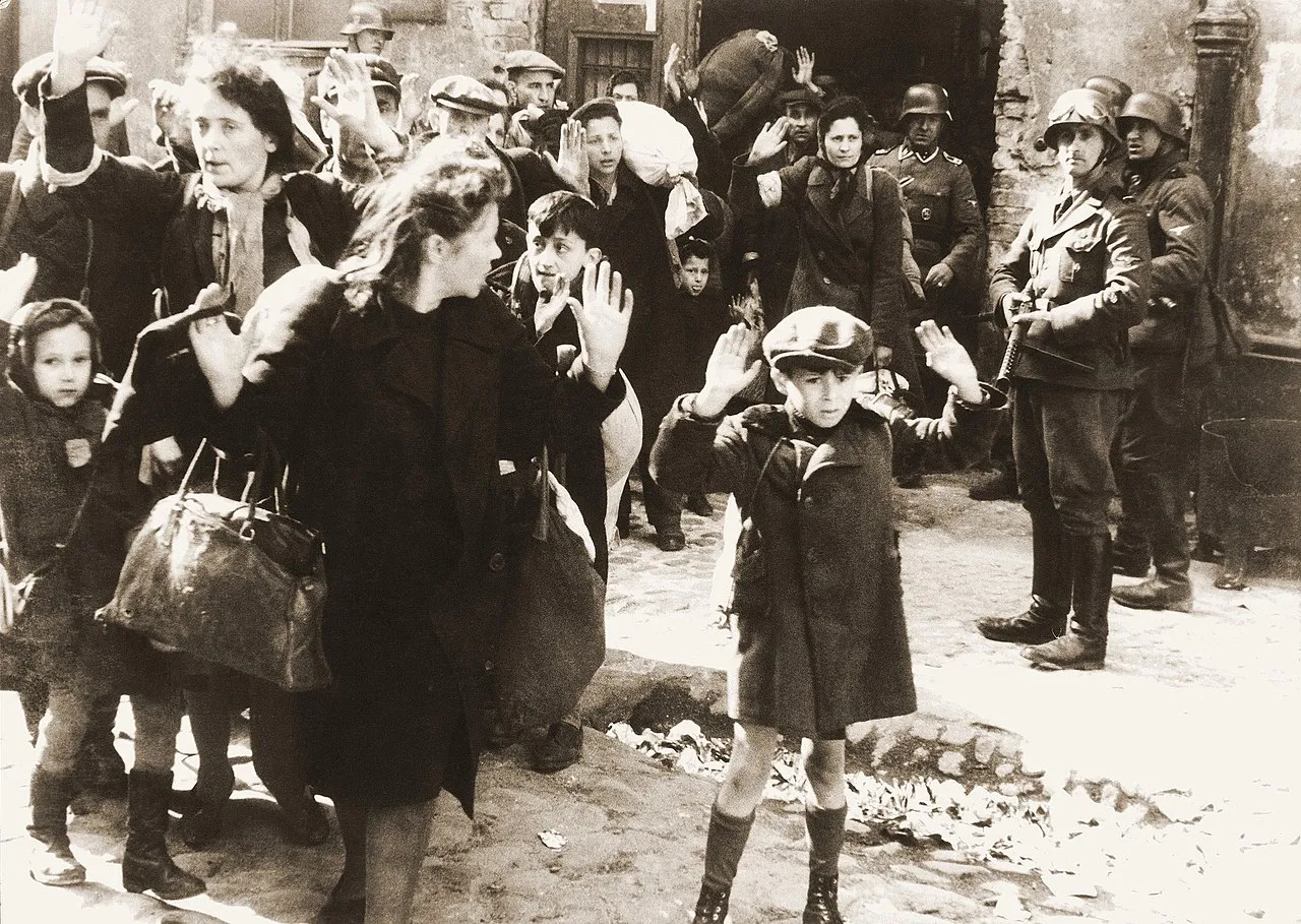Das Foto des Jungen aus dem Warschauer Ghetto, das als eines der bekanntesten Fotografien des Holocausts gilt, entstand wahrscheinlich während des Aufstands im Warschauer Ghetto