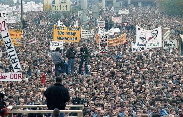 Die Alexanderplatz-Demonstration in Ost-Berlin am 4. November 1989