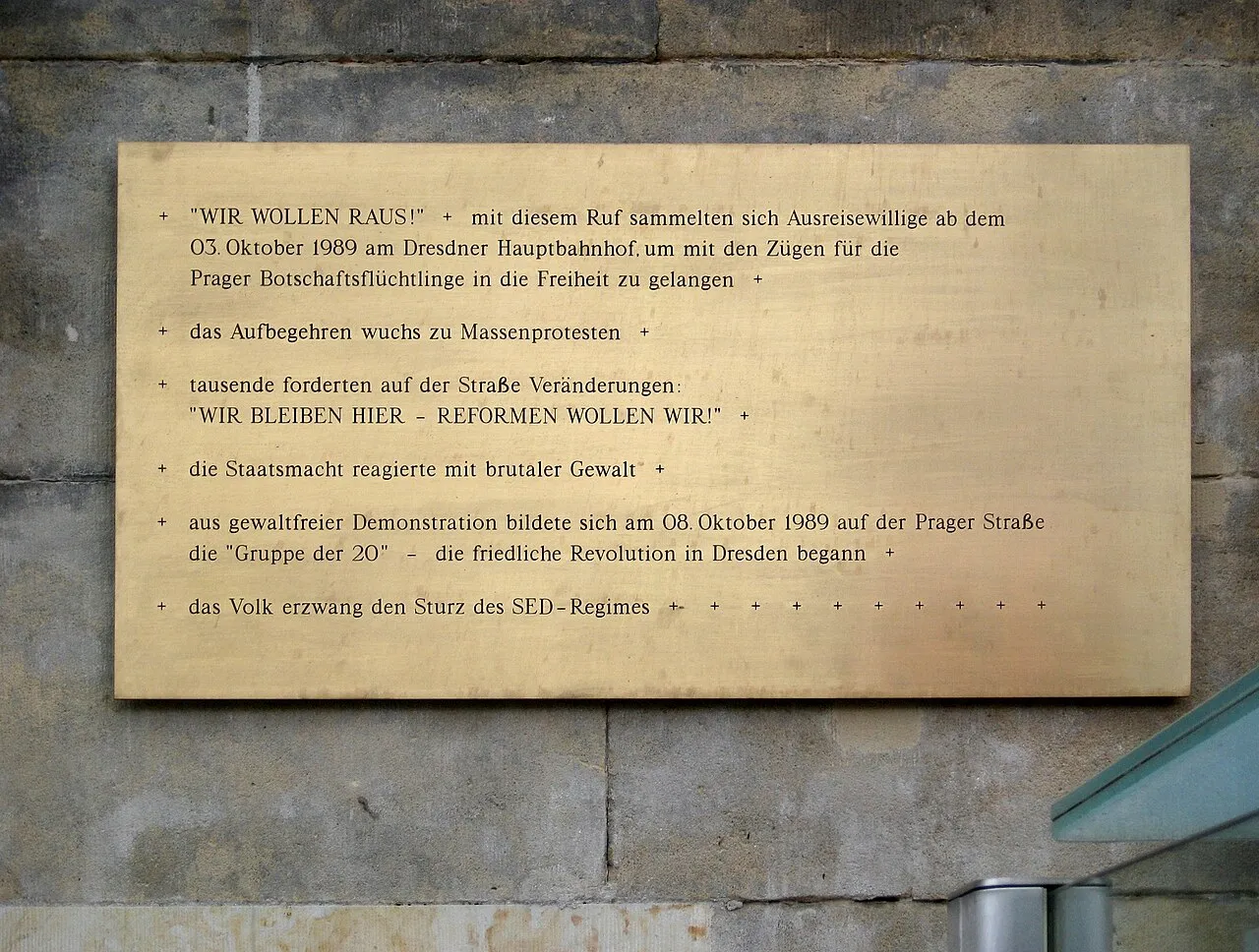 Gedenktafel am Hauptbahnhof Dresden