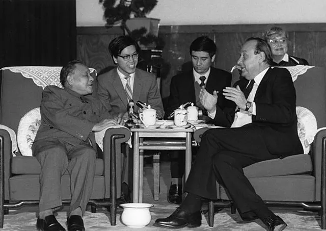 Deng Xiaoping 1985 im Gespräch mit Staatsgast Hans-Dietrich Genscher
