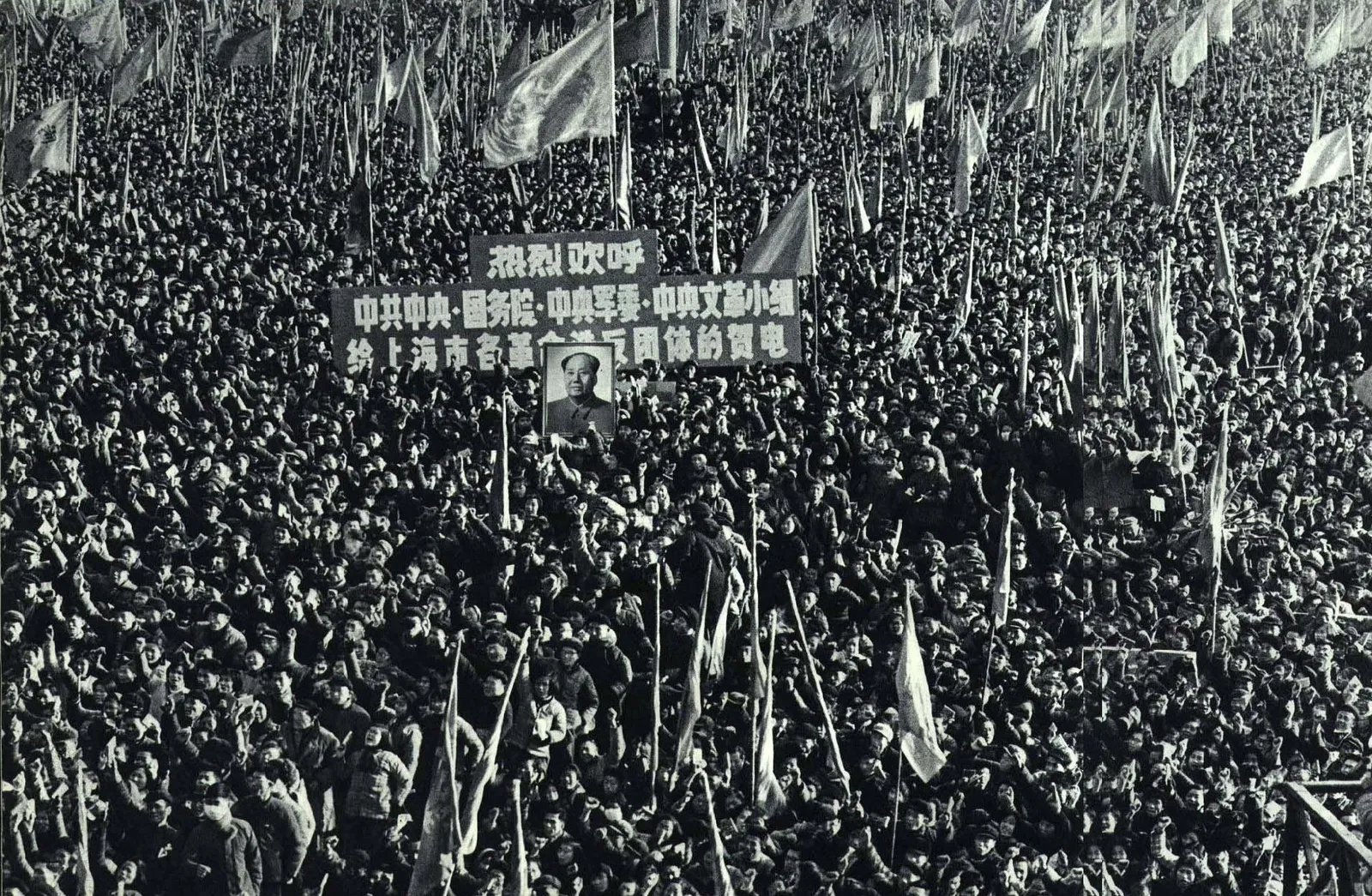 Aufständische Rotgardisten marschieren in Shanghai, 1967. Die Parole auf dem Bild lautet: „Begrüßt das Glückwunschtelegramm des Zentralkomitees der Kommunistischen Partei Chinas, des Staatsrats, der Zentralen Militärkommission und der Zentralen Gruppe für Kulturrevolution an die revolutionären Rebellengruppen in Shanghai.“