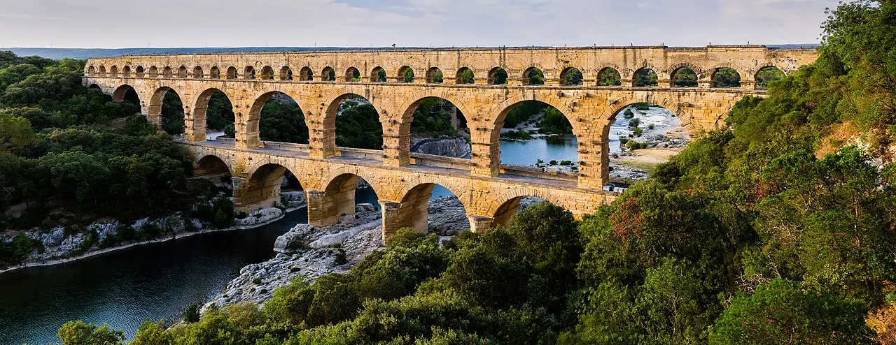 Die römische Aquäduktbrücke Pont du Gard in Südfrankreich