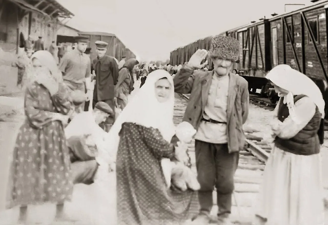 Tschetschenische Bewohner des Dorfes Jurt-Auch (heute in Dagestan) vor ihrer Rückkehr 1957 auf dem Bahnhof von Frunse (heute Bischkek, Hauptstadt von Kirgisistan)