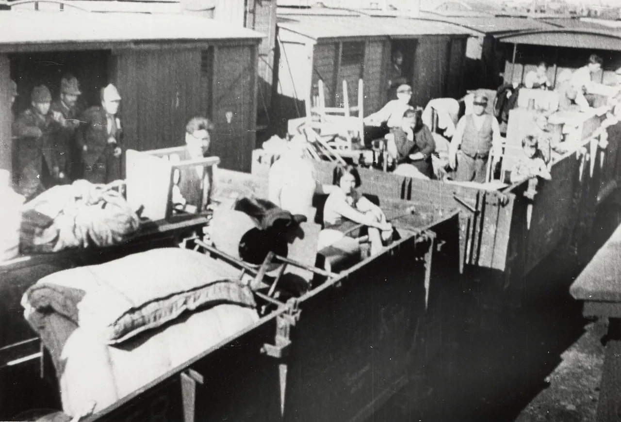 Rumänische Deportierte 1940 nach der sowjetischen Annexion Bessarabiens und der Nord-Bukowina im Hitler-Stalin-Pakt auf dem Weg nach Rest-Rumänien. Ähnlich sahen auch die ethnischen Deportationen nach Mittelasien in offenen oder geschlossenen Güterwaggons („Viehwaggons“) aus, aber mit weniger Gepäck und bewacht durch bewaffnete NKWD-Einheiten.