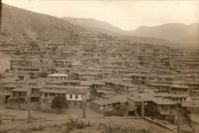 Das krimtatarische Dorf Üsküt (russ. Uskut), heute Prywitne/Priwjetnoje, im Stadtkreis von Aluschta, aufgenommen 1945 nach der Deportation der Bewohner.