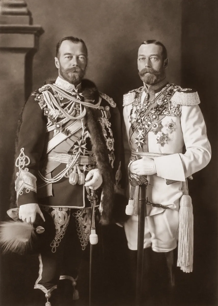 Zar Nicholas II. (dunkle Uniform), letzter russischer Zar, und Georg V. in Berlin 1913.