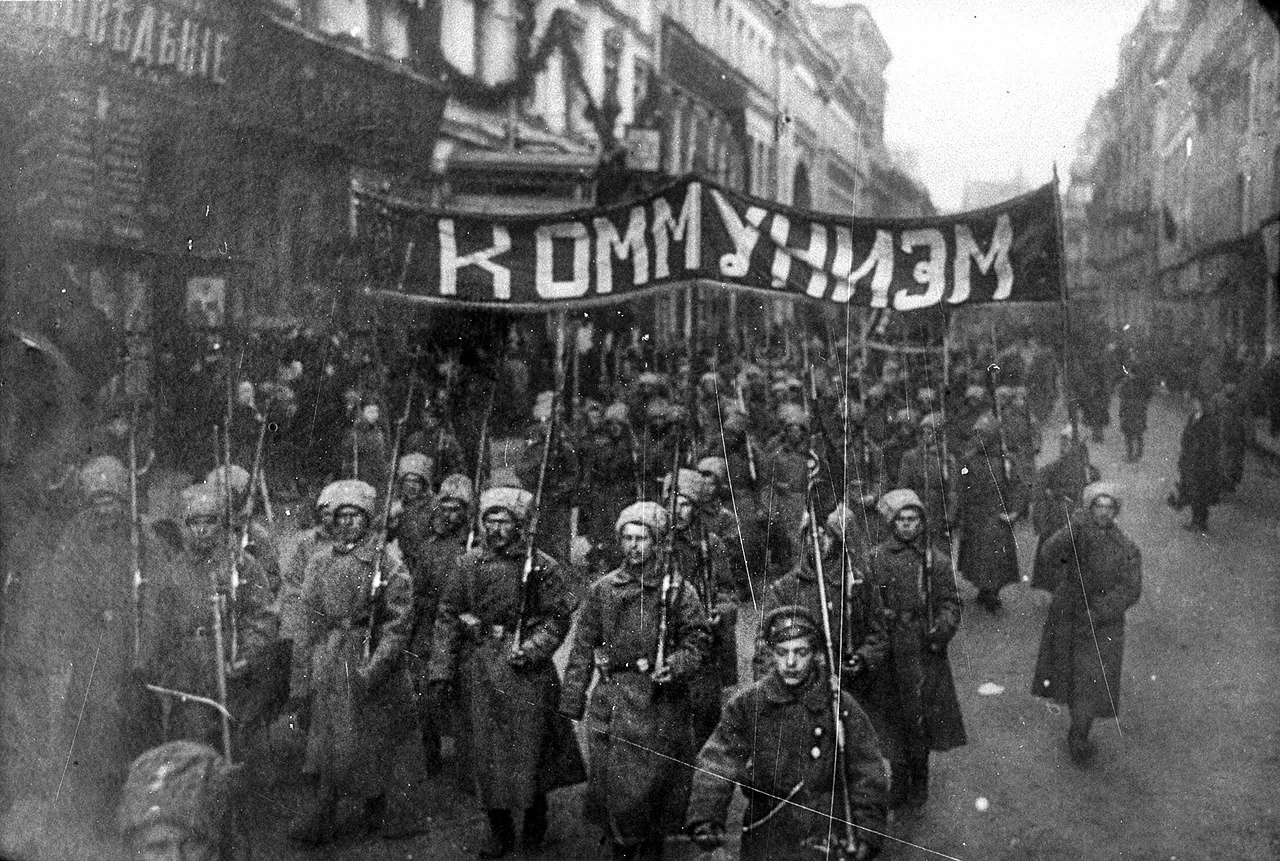 Russische Soldaten bei einer Demonstration in Moskau Anfang November 1917, das Banner hat die Aufschrift „Kommunismus“