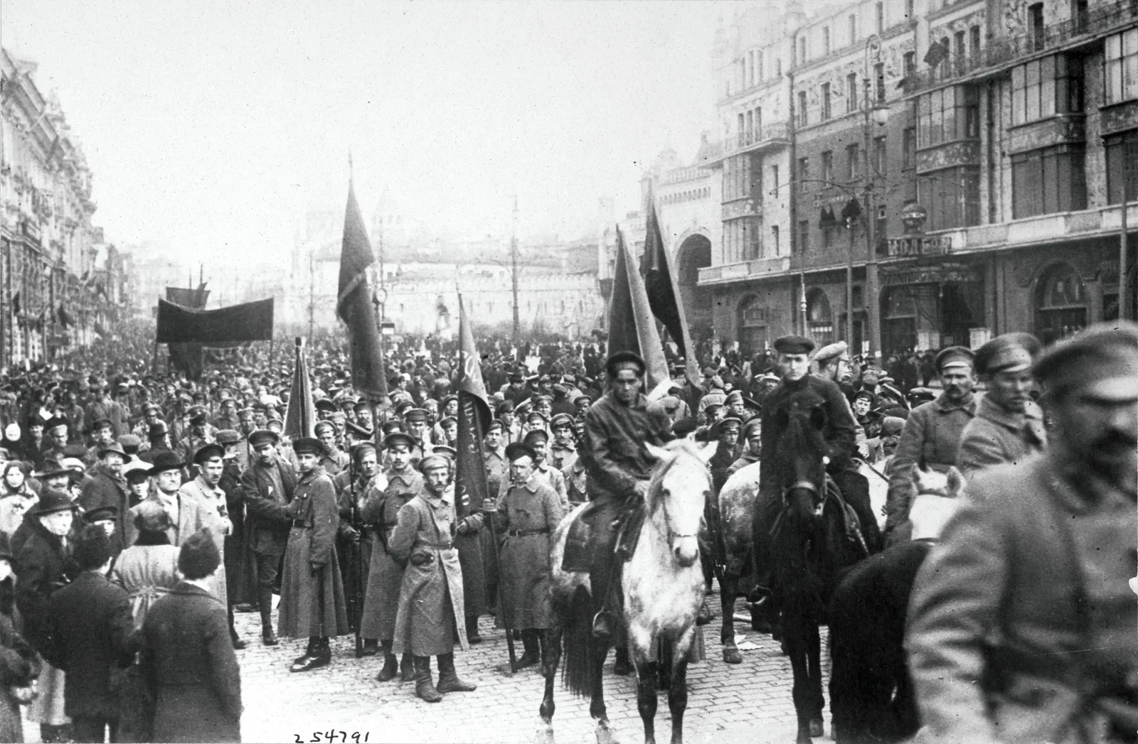 Bolschewistische Revolution. Parade der bolschewistischen Soldaten durch die Straßen von Moskau. 
