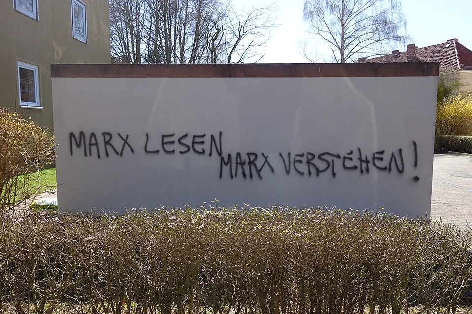 Zeitgenössisches Graffito unterstreicht Marxismus-Kontroversen: Marx lesen Marx verstehen!