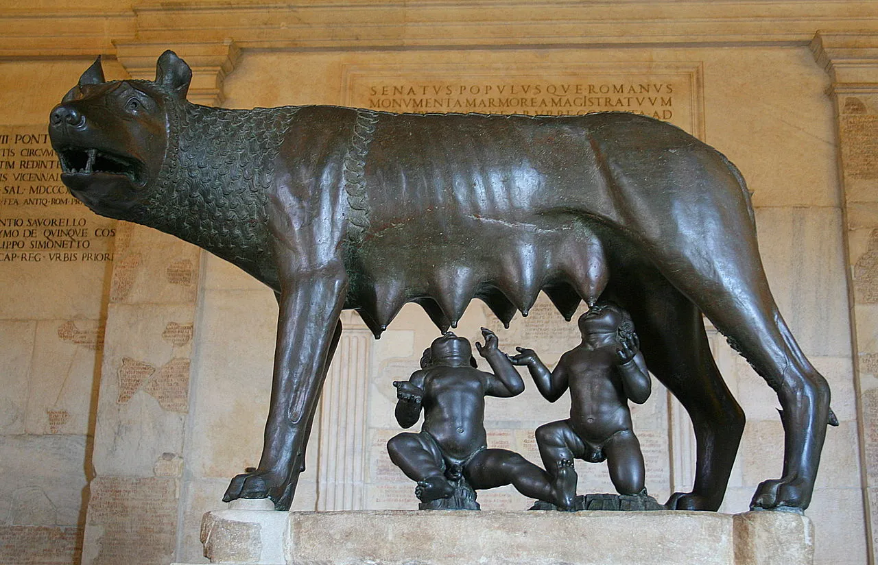 Die kapitolinische Wölfin säugt die Knaben Romulus und Remus (diese wurden später zu der Figur hinzugefügt)