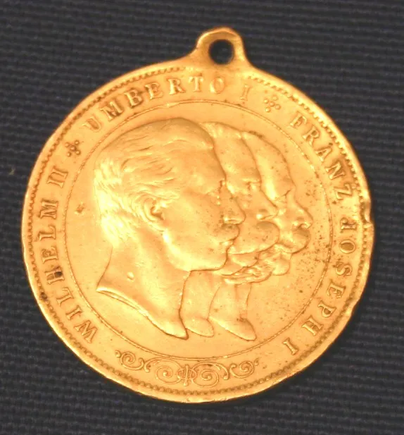 Medaille des Dreibundes mit Konterfei von Wilhelm II., Umberto I. und Franz Joseph I.