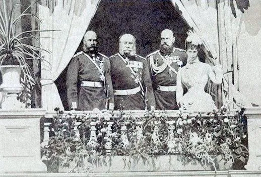 Auf dem Dreikaisertreffen in Skierniewice am 17.September 1884 bestätigten Franz Josef I von Österreich-Ungarn, Wilhelm I von Deutschland und Alexander III von Russland die Verlängerung des Dreikaiserbundes von 1881. Auf dem Foto stehen sie in dieser Reihenfolge von links nach rechts auf einem Balkon. Rechts neben ihnen steht die Gemahlin der Zaren Alexander III. Maria Fjodorowna.