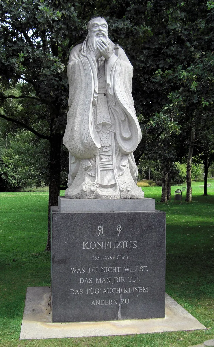 Standbild des Konfuzius in Berlin-Marzahn (2008)