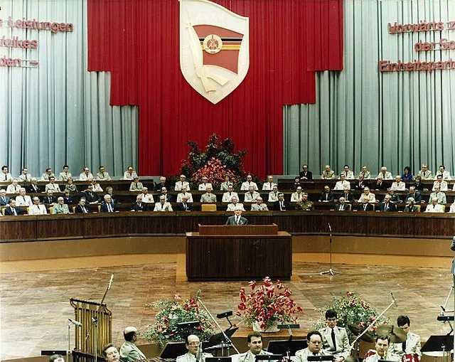„Kampftreffen“ im Palast der Republik in Ost-Berlin anlässlich des 35. Jahrestages der Bildung des Ministeriums für Staatssicherheit, 1985