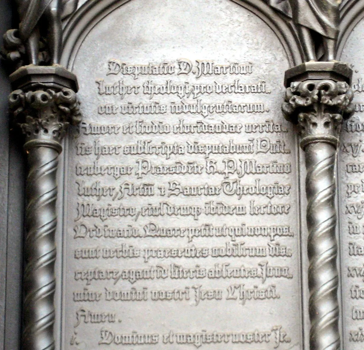 Einleitung zu den 95 Thesen am Portal der Schlosskirche zu Wittenberg