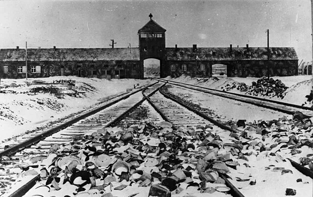 Foto vom Torhaus des Vernichtungslagers Auschwitz-Birkenau, aufgenommen von Stanisław Mucha kurz nach der Befreiung durch die Rote Armee am 27. Januar 1945