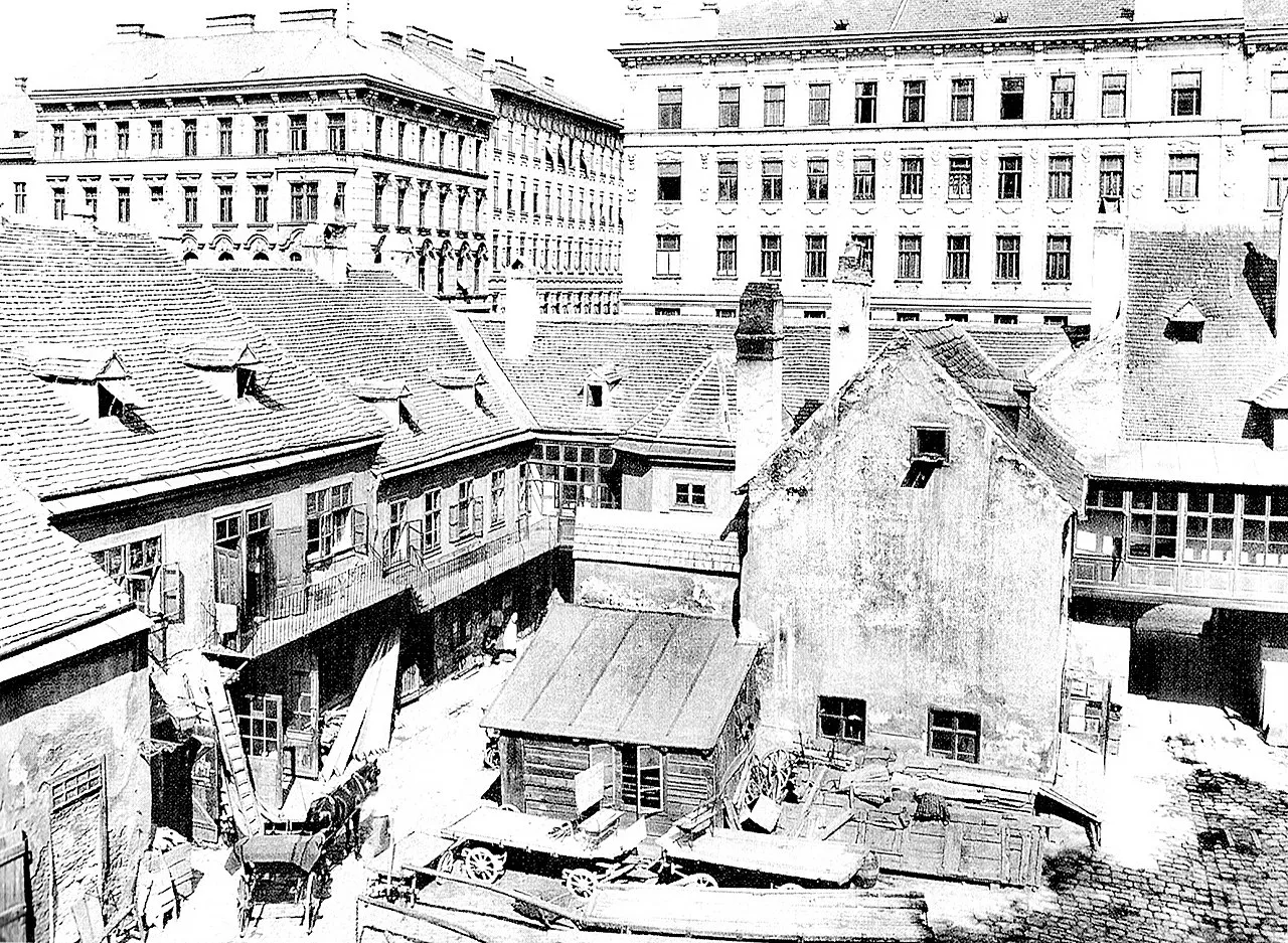 Zinshäuser/ Mietskaserne (hier im Hintergrund) verdrängen alte Bausubstanz der ehemaligen Vorstädte Wiens.