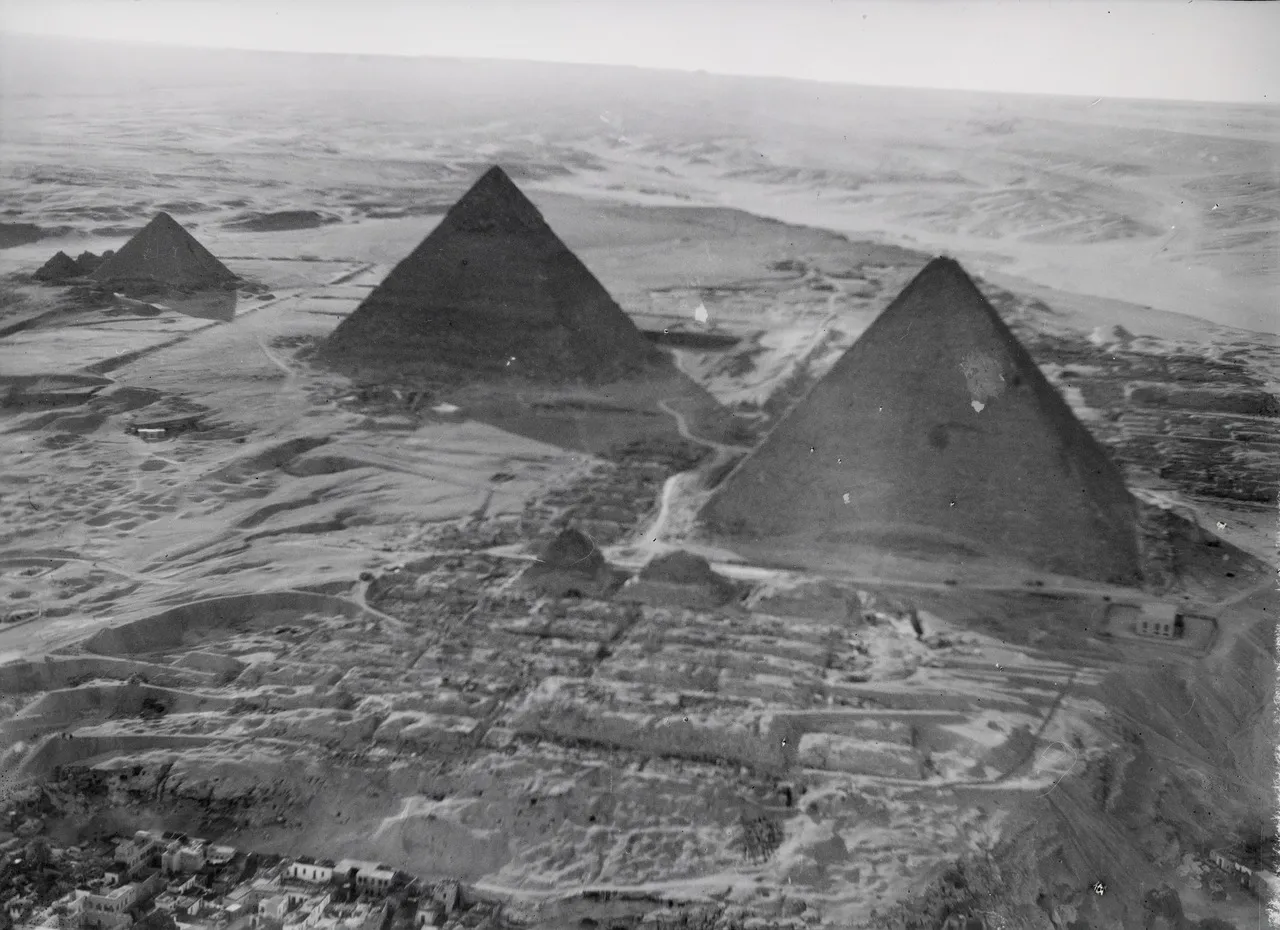 Luftaufnahme der Gizeh Pyramiden aus 400m Höhe - Mittelholzer, Walter (Fotograf) - 1929 - Aus "Kilimanjaroflug, 15.12.1929-28.2.1930 eine Reportage mit 546 Bildern"