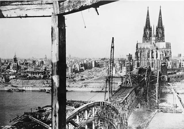 Wiederaufbau der Dom-Brücke im kriegszerstörten Köln. Nach der Fertigstellung rollten wieder täglich 360 Züge über die Brücke.