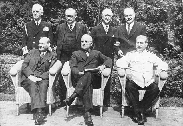 Sitzend von links nach rechts: der neue britische Premierminister (und Nachfolger Churchills nach dessen überraschender Wahlniederlage) Clement Attlee, US-Präsident Truman und der sowjetische Generalissimus Stalin auf der Potsdamer Konferenz