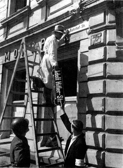 Eine ehemalige „Adolf-Hitler-Straße“, hier am Hotel Monopol in Trier, wird wieder zur „Bahnhof-Straße“.