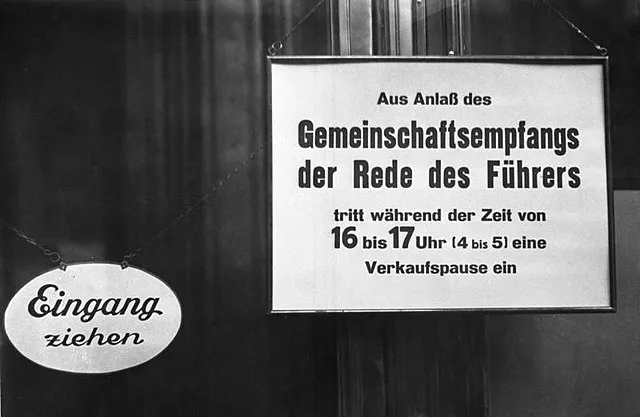 1935: Geschäfte schließen, damit eine Rede Hitlers gehört werden kann.