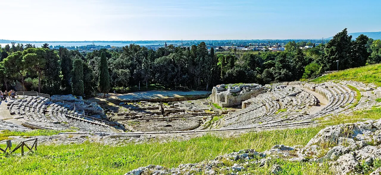 Das griechische Theater in Syrakus mit Blick nach Süden über den großen Hafen
