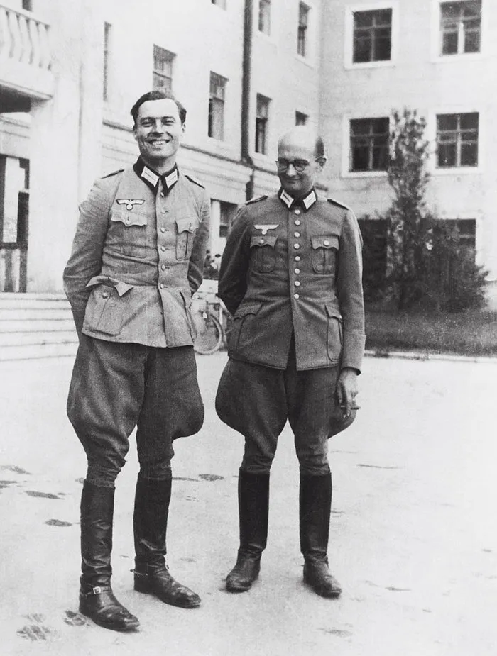Claus Schenk Graf von Stauffenberg (links)