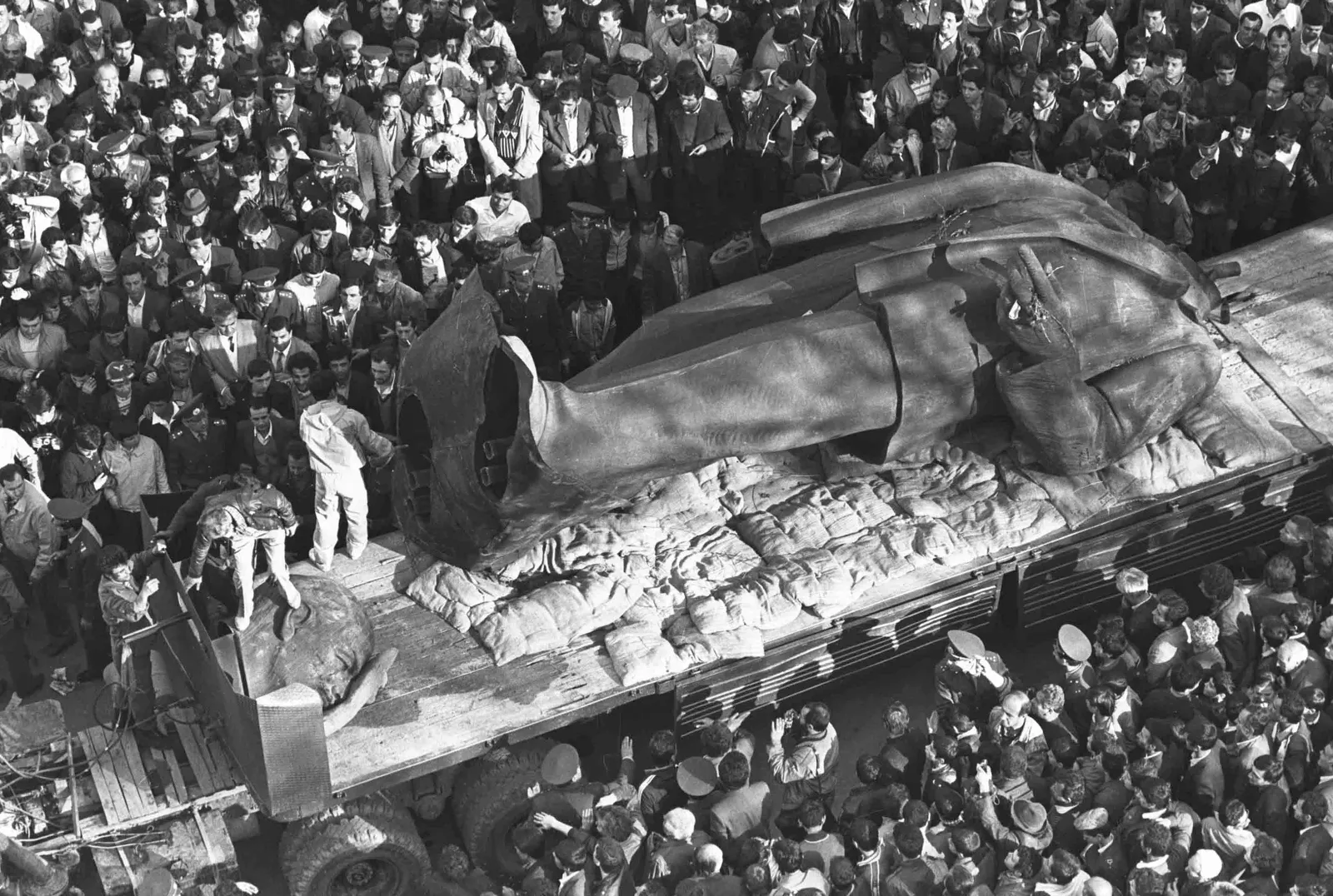 stürzende Leninfigur in Yerevan