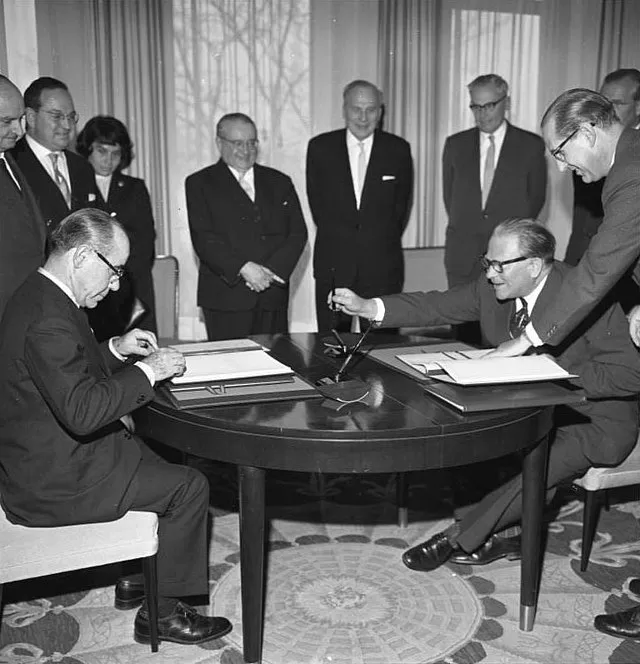Auswärtiges Amt, Bonn 1960: Unterzeichnung eines Vertrages über Gastarbeiter zwischen der Bundesrepublik Deutschland und dem Königreich Spanien