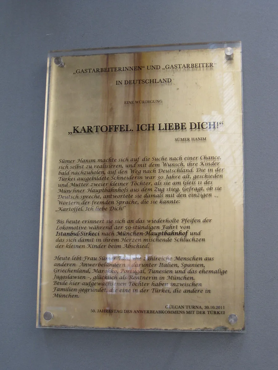 Gedenktafel für das Anwerbeabkommen im Hauptbahnhof München