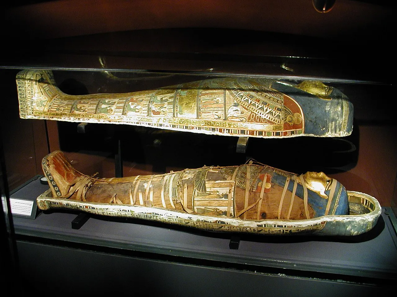 Sarkophag und Mumie, bemaltes Holz, Spätzeit. Nationalmuseum von Alexandria, Ägypten - Gérard Ducher - 2006 - Wikimedia Commons