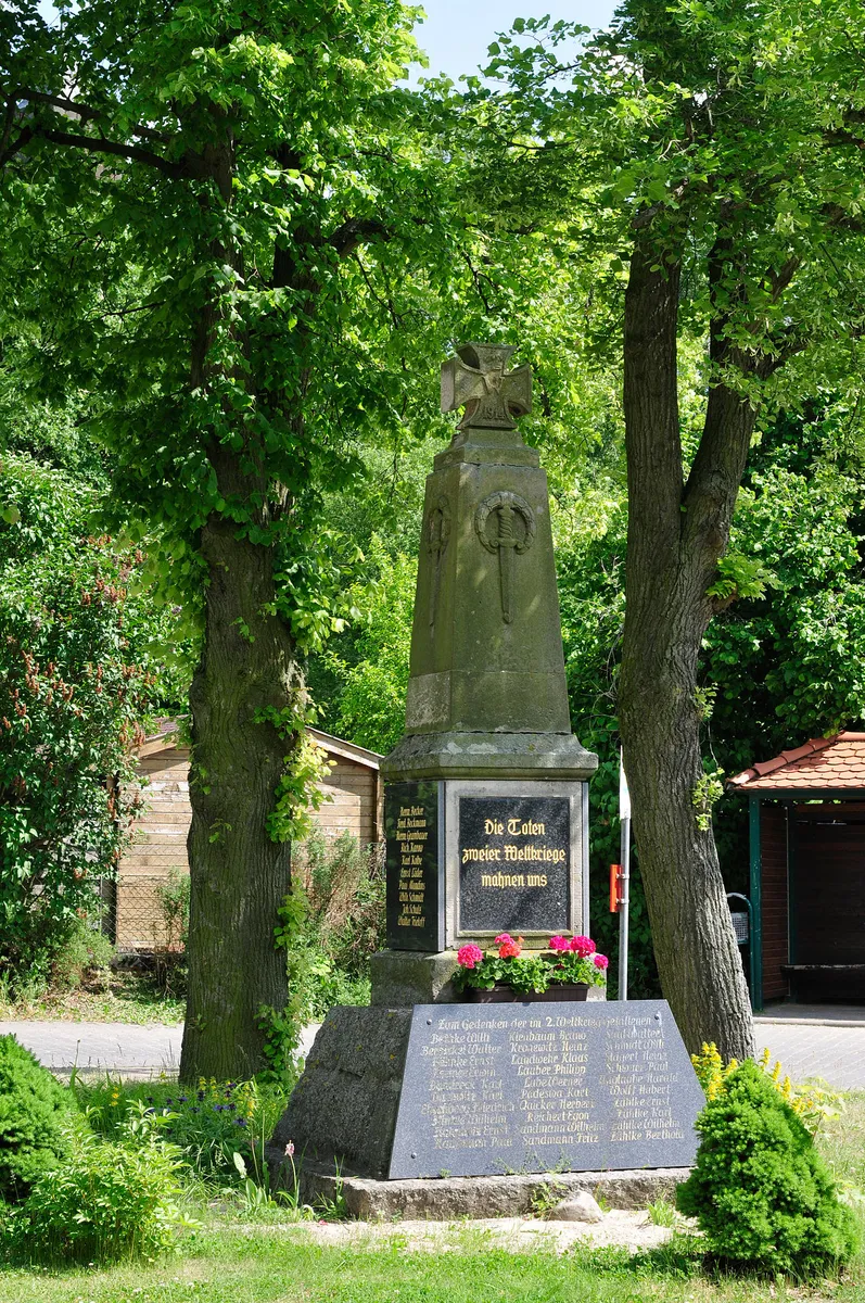 Charakteristisch für viele Dörfer in Deutschland: Kriegerdenkmal, hier Biesenbrow in der Uckermark