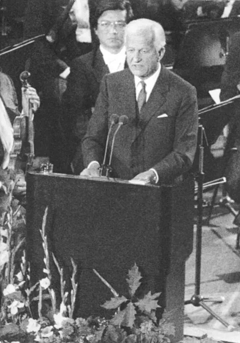 Richard von Weizsäcker beim Staatsakt zur Wiedervereinigung in der Berliner Philharmonie