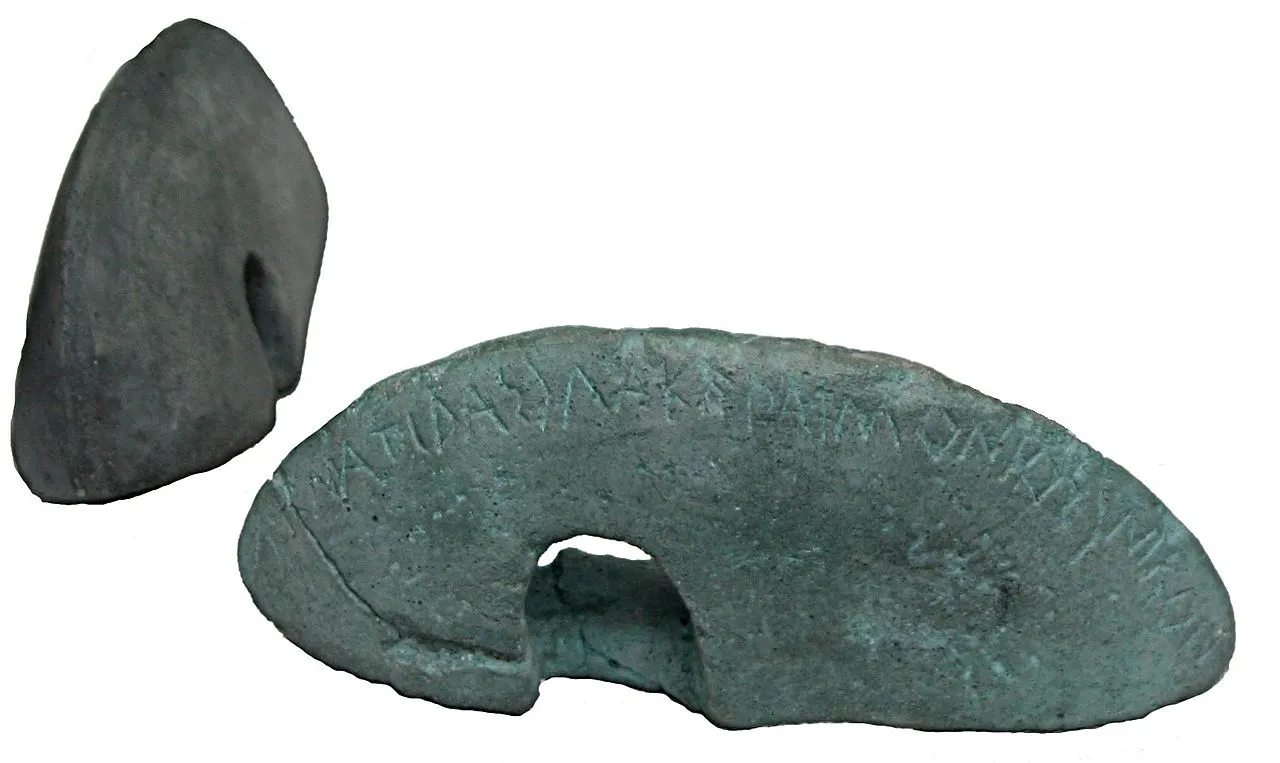 Antike griechische Sprunggewichte (4,629 kg), von Akmatidas aus Sparta dem Zeus gewidmet - Archäologisches Museum von Olympia, A 189 - Wikimedia Commons - Matthias Kabel 2006