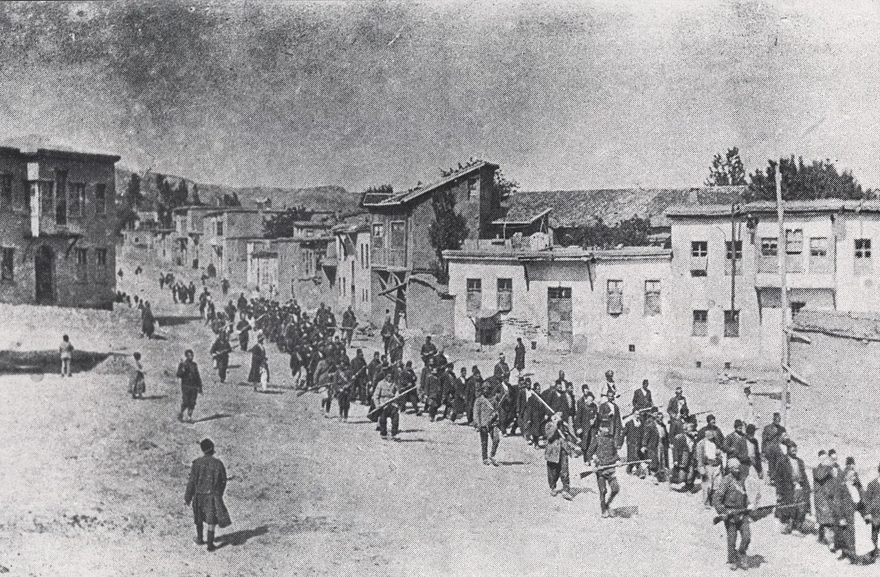 Foto von Armin T. Wegner Armenier werden im Mai 1915 von bewaffneten Wachen aus Karphert (türkisch: Harput) weggeführt. Die Gebildeten und Einflussreichen der Stadt waren selektiert worden, um sie am nächsten geeigneten Ort zu ermorden.