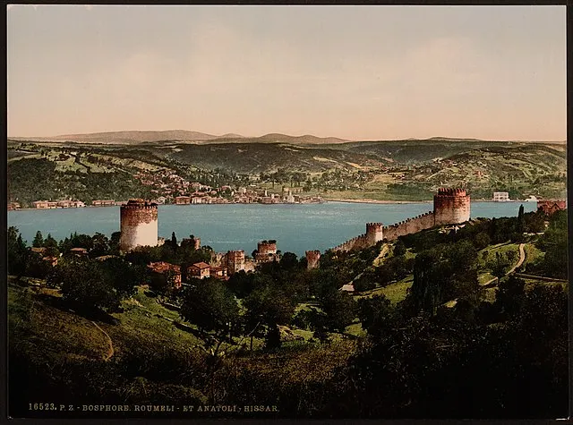 Blick über den Bosporus nach Europa, koloriertes Photo, um 1895: Die Festung Anadolu Hisarı wurde 1394 von Bayezid I. erbaut.